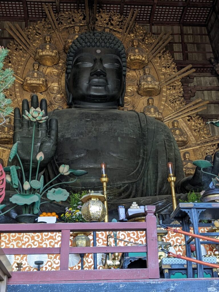 大仏様も左手を上に向けていらっしゃいます